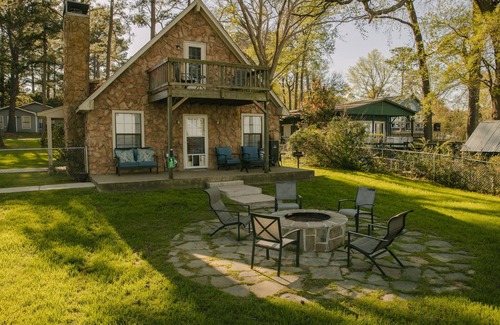Chandler Casa | Sunrise Shores - Waterfront Cottage sleeps 8.