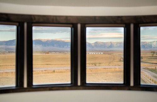 Manhattan Casa | Sunrise Silo - Luxury stay near Bozeman, Montana.