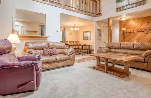 Deer Park Casa | Sunriver Beauty Bonus Loft, Hot Tub, Bikes, Near SHARC with Free Passes!