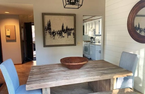 Sunriver Casa | Crows Nest; very close to SHARC/Village, Hot Tub, Fireplace, 8 SHARC passes