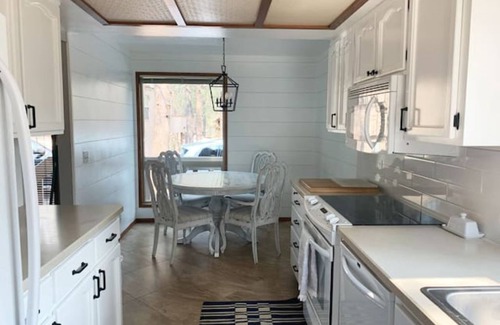 Sunriver Casa | Crows Nest; very close to SHARC/Village, Hot Tub, Fireplace, 8 SHARC passes