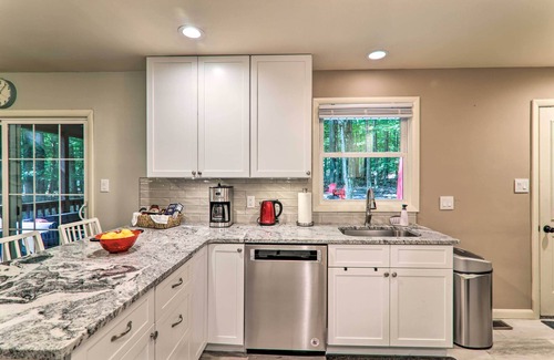 Locust Lake Village Cabina | Sunroom, Fire Pit + Sauna: Lake Locust Village Gem