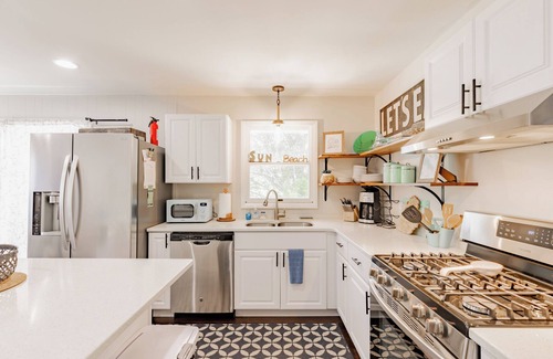 Beulah Cabaña | Sunset Alley Cottage - Cozy 3-bedroom cottage with WiFi, AC in charming Beulah