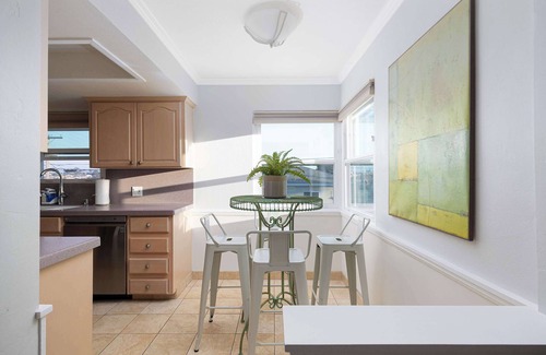 Point Loma Heights Casa | Sunset Balcony View! | Kids Playset | Sleeps 10