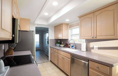 Point Loma Heights Casa | Sunset Balcony View! | Kids Playset | Sleeps 10