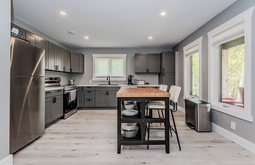 Stokes Bay Cabaña | Sunset Bay Cottage – Your Year-Round Escape to Lake Huron’s Tranquil Shores