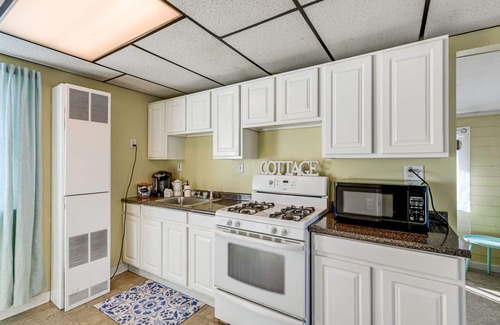 Irving Cabaña | Sunset Bay Cottage w/ Fire Pit: Walk to Beach!