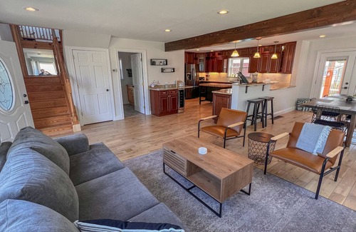 Irving Casa | Sunset Bay Luxe Family Fun House - Buffalo Region - Pool and Billiards Table