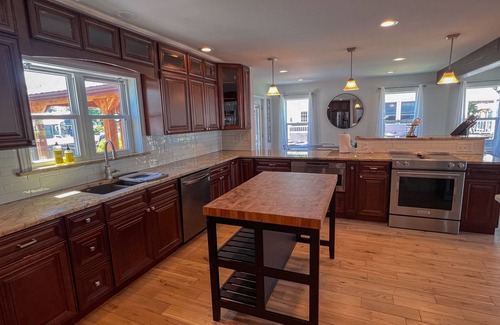 Irving Casa | Sunset Bay Luxe Family Fun House - Buffalo Region - Pool and Billiards Table