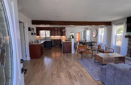 Irving Casa | Sunset Bay Luxe Family Fun House - Buffalo Region - Pool and Billiards Table