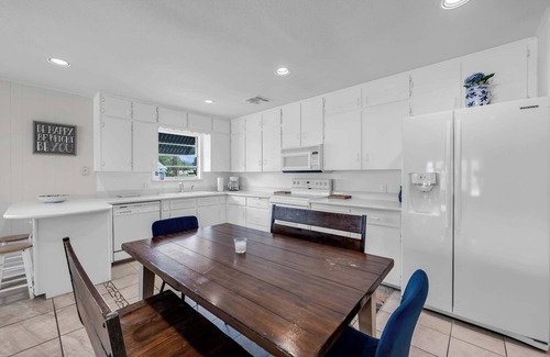 Kingsland Casa | Sunset Beach Bungalow- Lakefront w/ Views & Beach