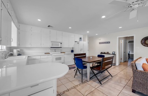Kingsland Casa | Sunset Beach Bungalow- Lakefront w/ Views & Beach