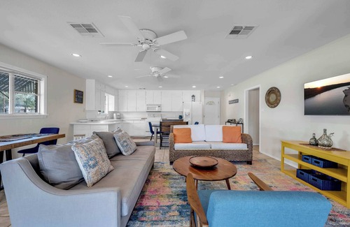 Kingsland Casa | Sunset Beach Bungalow- Lakefront w/ Views & Beach