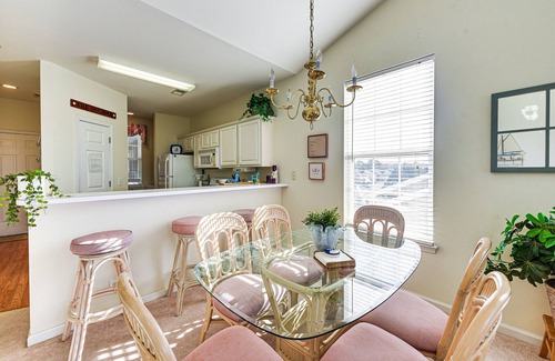 Sunset Beach Condominio | Sunset Beach Condo w/ Balcony, 5 Mi to the Ocean!