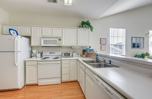 Sunset Beach Condominio | Sunset Beach Condo w/ Balcony, 5 Mi to the Ocean!