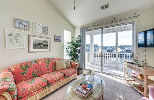 Sunset Beach Apartamento | Sunset Beach Condo with Balcony, 5 Mi to the Ocean!