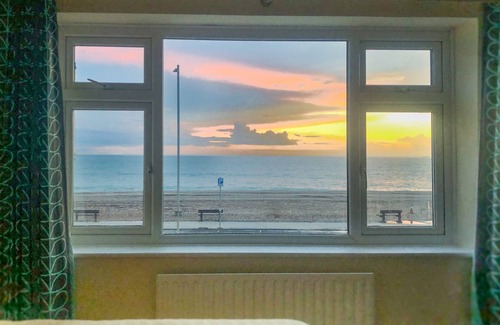 Seaford Casa | Sunset beach house, right on the seafront