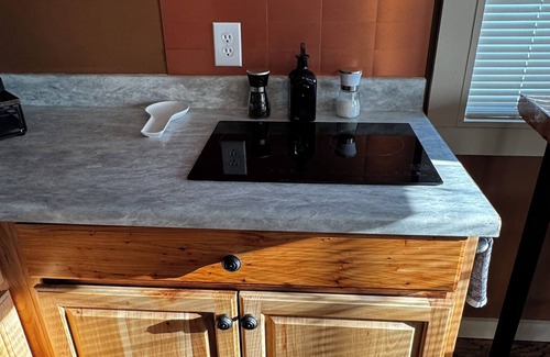 Hillsboro Casa | Sunset Cabin-Couple's only Hot Tub Getaway