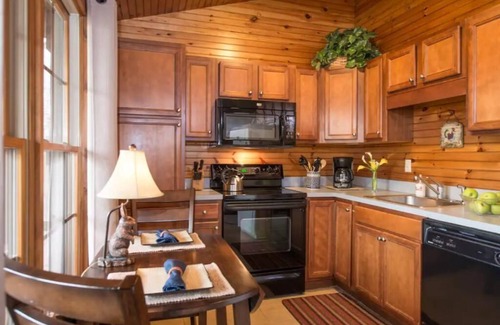 Steeles Tavern Cabina | Sunset Cabin, Hot tub and on site Spa!