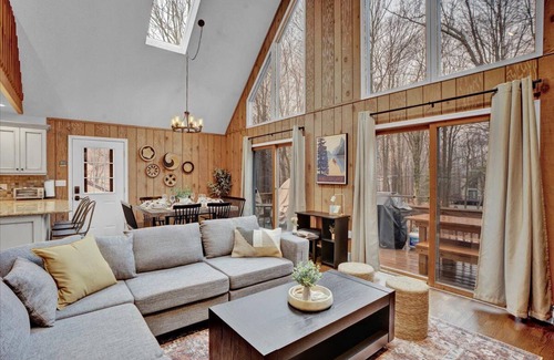 Gouldsboro Cabina | Sunset Cabin - Hot Tub, Game Room, Firepit, Lake