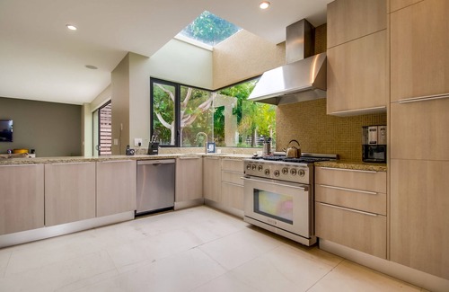 Sunset Cliffs Casa | Sunset Cliffs Modern Luxury Estate with Ocean Views, Oversized Spa, AC, Yard & washer/dryer!