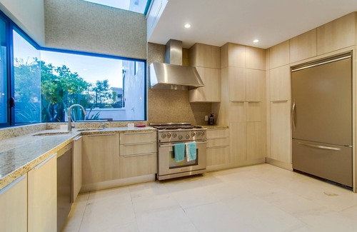 Sunset Cliffs Casa | Sunset Cliffs Modern Luxury Estate with Ocean Views, Oversized Spa, AC, Yard & washer/dryer!