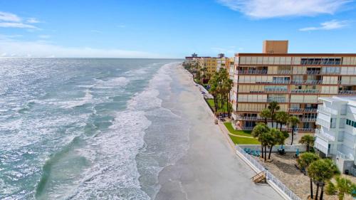 Redington Beach Casa | Sunset Corner - Beach View & Heated Pool!