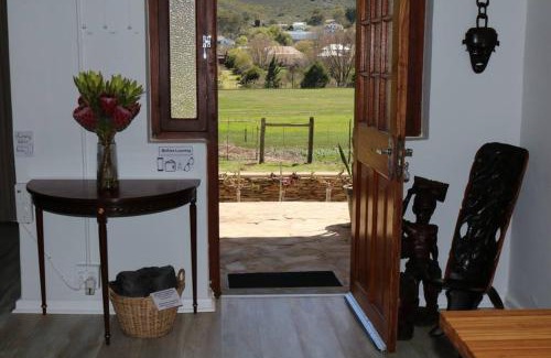 Barrydale Apartamento | Sunset Cottage - Cheerful 1 Bedroom Cottage
