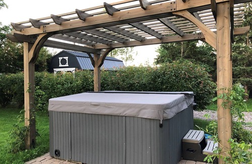 Amery Cabina | Sunset Cottage on Lake Wapogasset, Amery WI with Bunk Room, Hot Tub, AC, & more