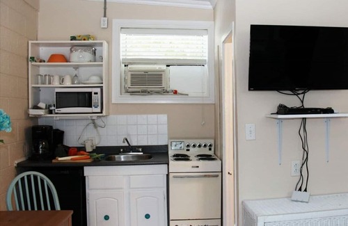 Lambton Shores Cabina | Sunset Couples Retreat! 4 Min to Beach, Cabin 3