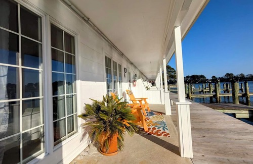 Ocean Pines Cabaña | Sunset Cove Cottage at the Inn on Turville Creek