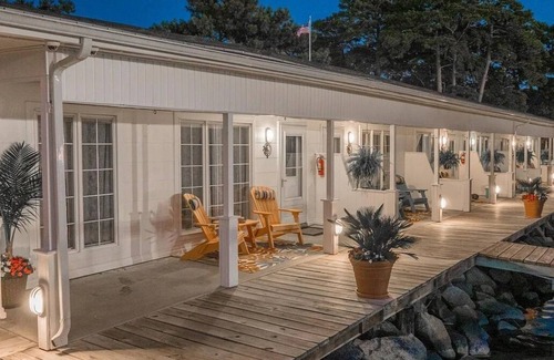 Ocean Pines Cabaña | Sunset Cove Cottage at the Inn on Turville Creek