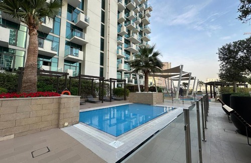 Jadaf Apartamento | Sunset Haven Chic Creek Studio