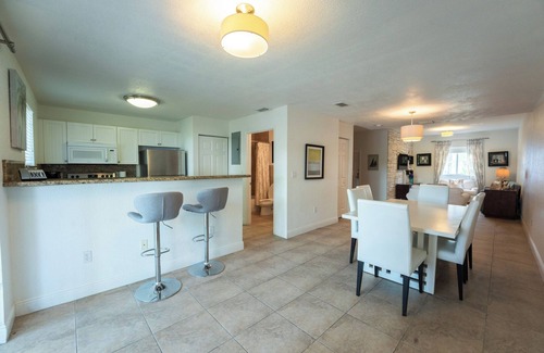 Alice Town Condominio | 22312 Lovely 3-bedroom Condo!