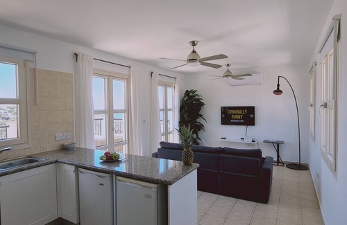 Aphrodite Hills Apartamento | Sunset Hill Apartment by STAY BnB