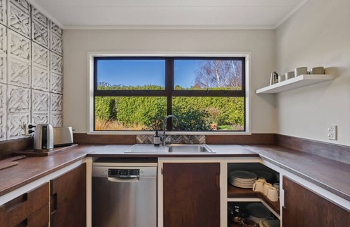 Kelvin Heights Casa | Sunset Lakehouse - Lake and Mountain Views