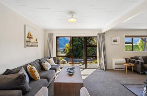 Kelvin Heights Casa | Sunset Lakehouse