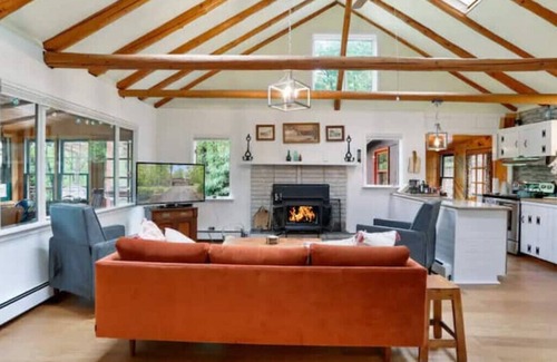 Kabletown Cabina | Sunset Lion Mountain Cabin near a Lake & Vineyards