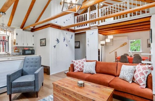 Kabletown Cabina | Sunset Lion Mountain Cabin near a Lake & Vineyards
