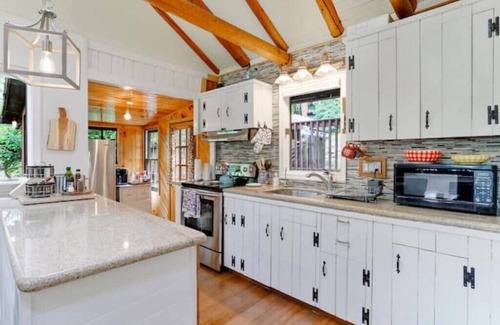 Kabletown Cabina | Sunset Lion Mountain Cabin near a Lake & Vineyards
