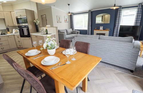 Woodhall Spa Cabaña | Sunset Lodge