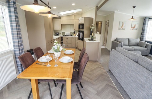 Woodhall Spa Cabaña | SUNSET LODGE, pet friendly, with hot tub in Woodhall Spa