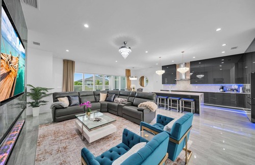 Burnt Store Casa | Sunset Manor - Luxurious 5BR/4BA Pool Canal front home in Cape Coral