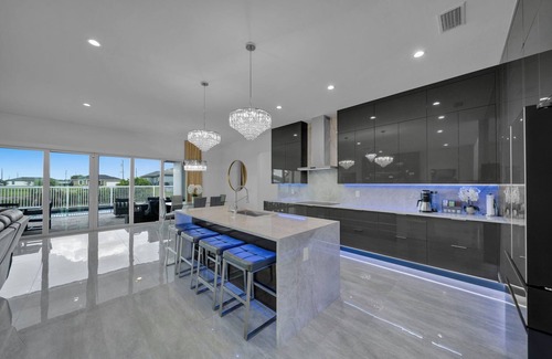 Burnt Store Casa | Sunset Manor - Luxurious 5BR/4BA Pool Canal front home in Cape Coral