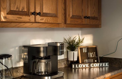 Luray Casa | Sunset Mountain Retreat! Mountains! Caverns! Hot Tub! Family & dog friendly!