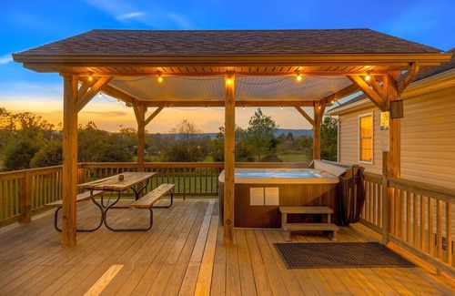 Luray Casa | Sunset Mountain Retreat! Mountains! Caverns! Hot Tub! Family & dog friendly!