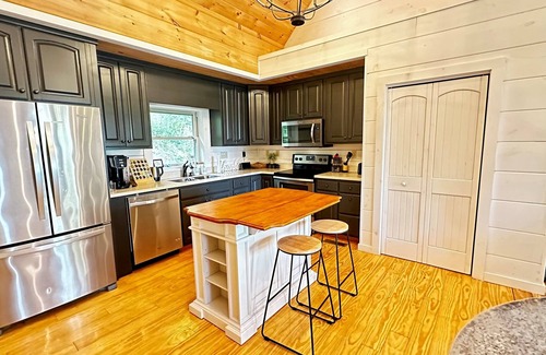 Wolf Laurel Cabina | Sunset Mtn View*Hot Tub*Pickleball*Pool*Fire Pit*Game Rm*Massage Chair*Hiking