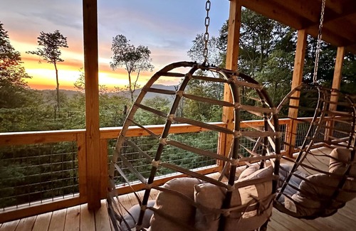 Wolf Laurel Cabina | Sunset Mtn View*Hot Tub*Pickleball*Pool*Fire Pit*Game Rm*Massage Chair*Hiking