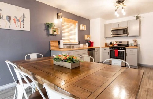Twentynine Palms Casa | Sunset Oasis ! 3 min to Joshua Tree National Park! Ideal for family gatherings