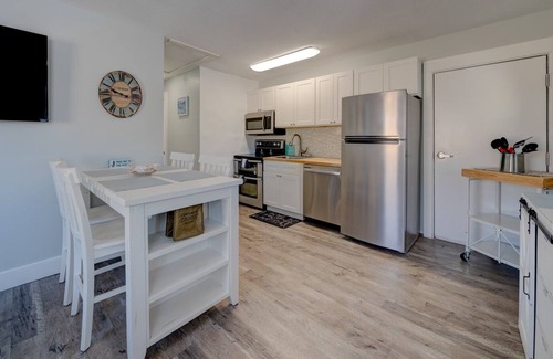 Bid-a-wee Beach Cabaña | SUNSET ON MILLCOLE-Newly renovated 2br/2ba Duplex one block to beach